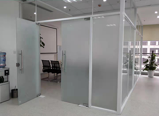 恒中天：办公室磨砂玻璃隔断应用场景