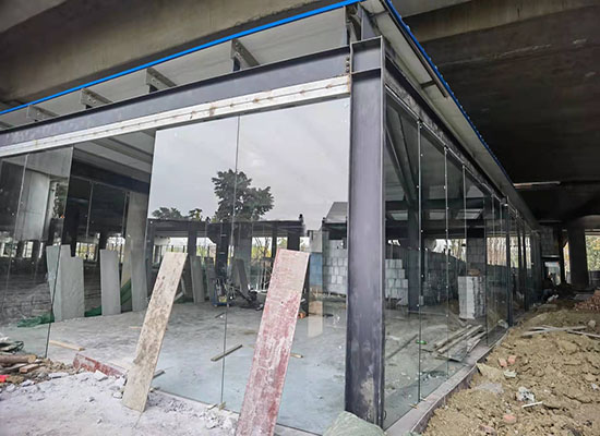 恒中天:锦城湖公园玻璃外墙工程现场图片