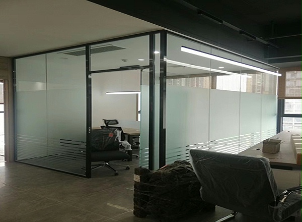 恒中天为环球汇某公司安装的办公室玻璃隔断并贴磨砂膜