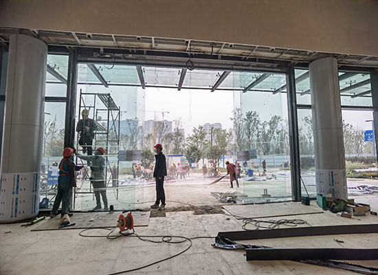 恒中天：天府实验室重型玻璃电动门安装场景