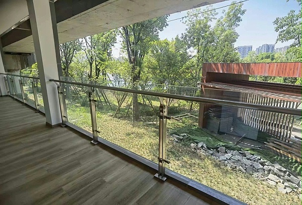 锦城湖玻璃栏杆图片,恒中天